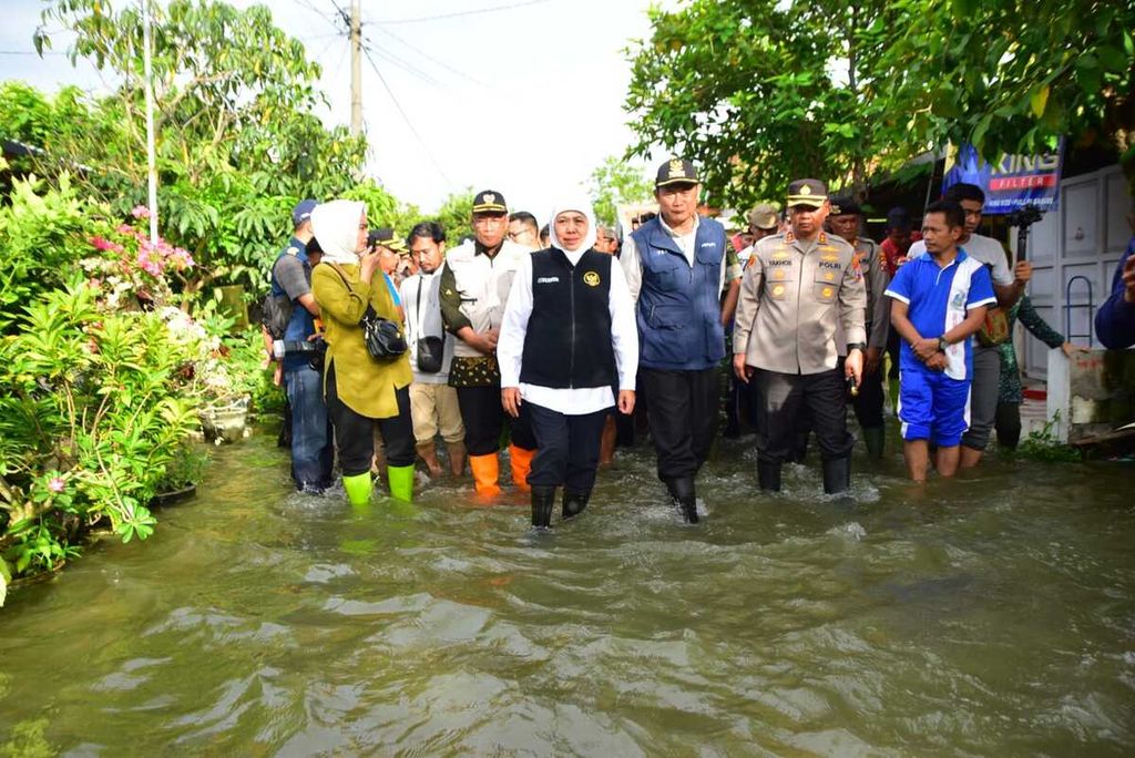 Gubernur Jatim Khofifah Indar Parawansa saat mengunjungi warga korban banjir di Kecamatan Deket, Lamongan, Jumat (24/2/2025) 
