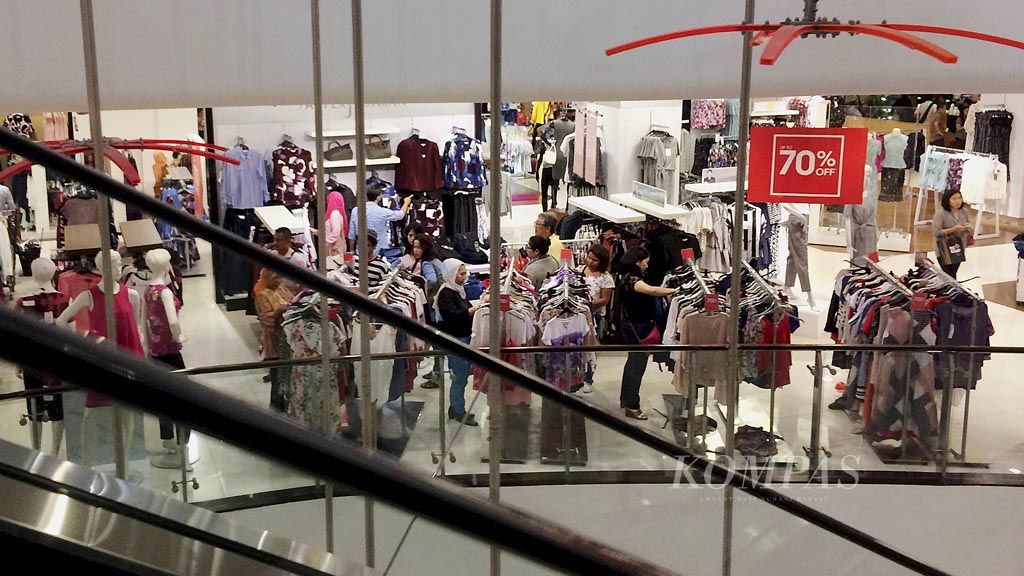 Pengunjung memilih pakaian di toko Debenhams, Mal Senayan City, Jakarta, yang ditawarkan dengan potongan harga, Jumat (27/10). PT Mitra Adiperkasa Tbk akan menghentikan operasional Debenhams di Indonesia pada akhir tahun 2017.