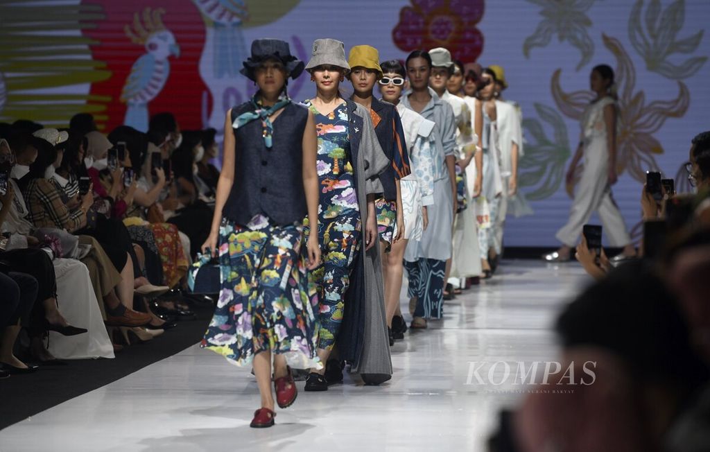 Model membawakan busana koleksi jenama Nona Rona persembahan Pintu Incubator dalam JF3 Fashion Festival 2022 di Summarecon Kelapa Gading, Jakarta, Sabtu (3/9/2022).