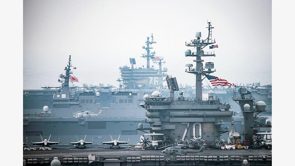 Kapal induk AS,  USS Carl Vinson (depan) dan USS Ronald Reagan (belakang), berlayar dengan kelompok tempur mereka serta kapal Angkatan Laut Jepang dalam latihan di Laut Jepang, Kamis (1/6).