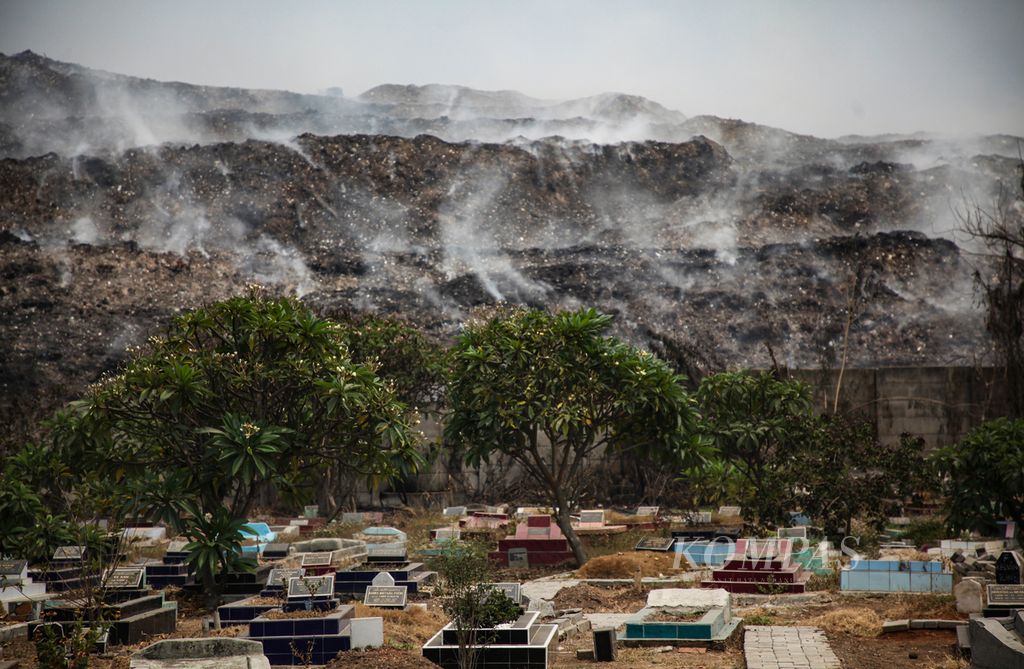 Asap keluar dari gunungan sampah yang terbakar di Tempat Pemrosesan Akhir (TPA) Rawa Kucing, Kelurahan Kedaung Wetan, Kecamatan Neglasari, Kota Tangerang, Banten, Senin (23/10/2023). 