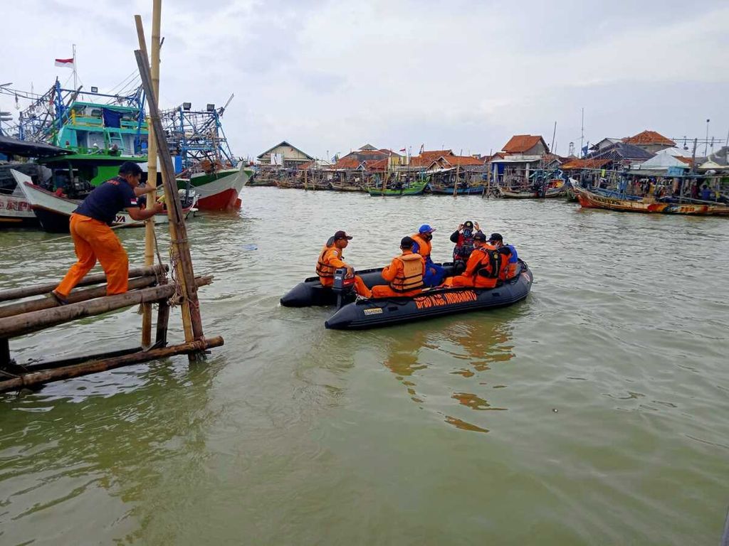 Tim SAR Gabungan mengevakuasi jenazah Apandi (38), nelayan yang tenggelam di perairan Eretan, Kabupaten Indramayu, Jawa Barat, Minggu (13/2/2022). Korban sebelumnya tenggelam akibat lambung perahu bocor saat melaut, Kamis (10/2/2022) lalu.