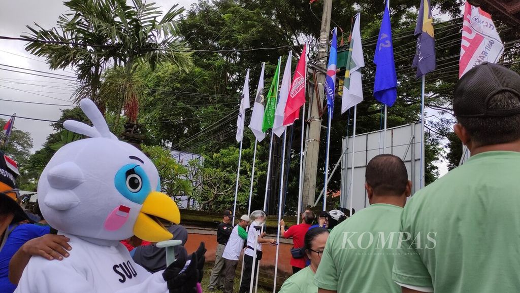 Kehadiran maskot Pemilu 2024, Sulu, turut menyemarakkan pelaksanaan Sosialisasi Pemilu Damai Partai Politik Peserta Pemilu Tahun 2024 yang digelar Komisi Pemilihan Umum Bali di Kota Denpasar, Bali, Selasa (14/2/2023). 