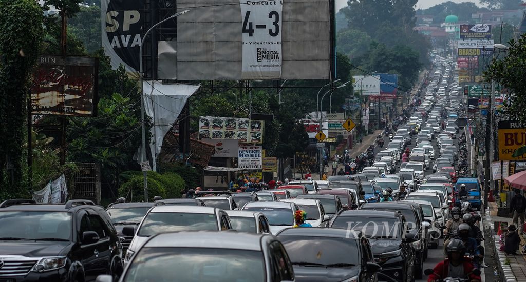 Kepadatan lalu lintas di Jalan Raya Puncak, Megamendung, Kabupaten Bogor, Jawa Barat, di hari libur Lebaran, Rabu (4/5/2022). Kepadatan warga mengisi liburan ini menjadi gambaran kerinduan warga berwisata di hari raya bersama keluarga setelah dua tahun berturut-turut sebelumnya mengalami kendala situasi pandemi.