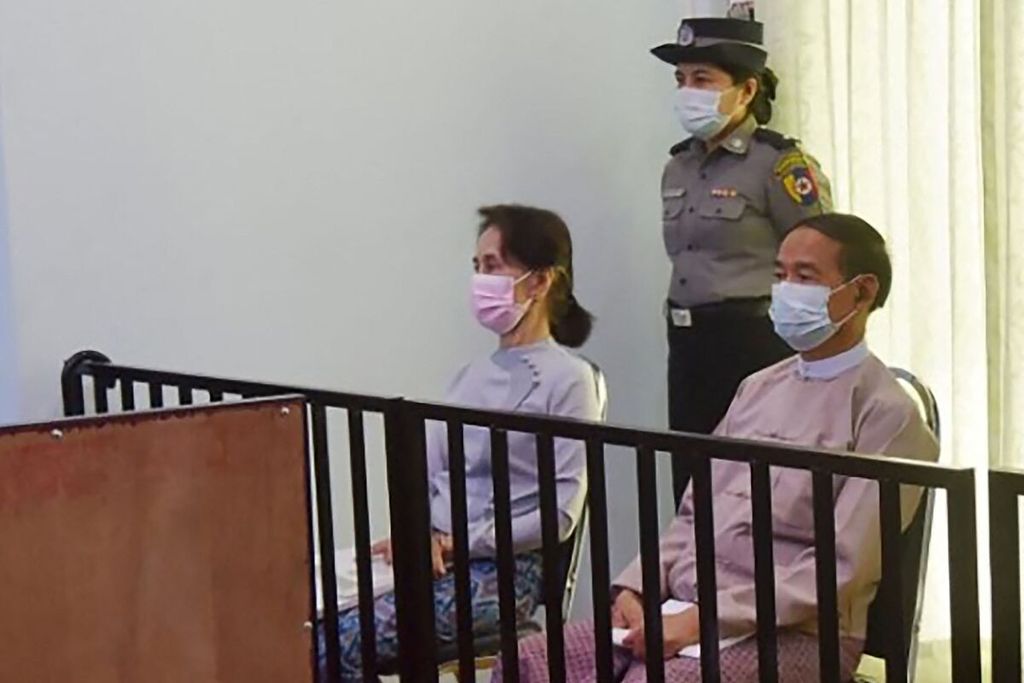 Foto yang diambil pada 24 Mei 2021 dan dirilis oleh Kementerian Informasi Myanmar pada 26 Mei ini menunjukkan Aung San Suu Kyi (kiri) dan Presiden Win Myint (tengah) yang dikudeta pada persidangan perdana di Naypyidaw. 