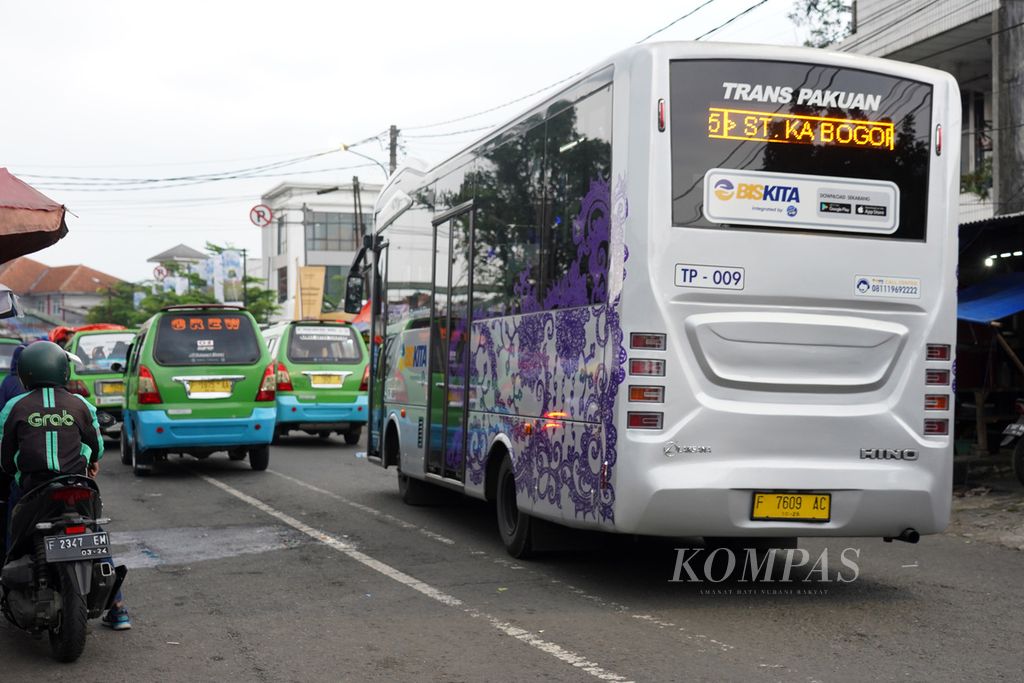 Sarana transportasi BisKita Trans Pakuan saat berangkat dari Halte Stasiun Bogor, Kota Bogor, Jawa Barat, Jumat (12/11/2021). Setelah diluncurkan pada Selasa (2/11/2021), animo warga masyarakat naik moda angkutan massal ini cukup tinggi.