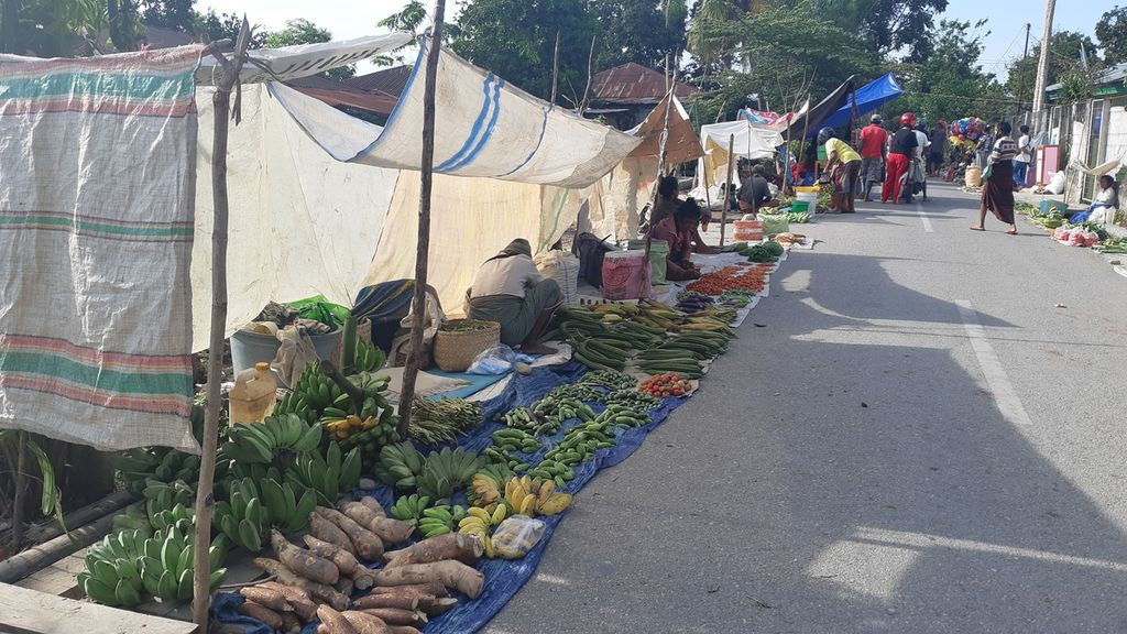 Hasil kebun dijual di Pasar Betun, Kabupaten Malaka, Nusa Tenggara Timur, pada Sabtu (10/10/2020).