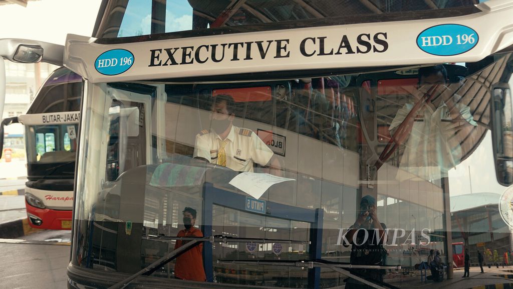 Sopir bus antarkota antarprovinsi (AKAP) Rosalia Indah membawa penumpang di Terminal Bus Terpadu Sentra Timur, Pulo Gebang, Jakarta Timur, Sabtu (1/5/2021). 