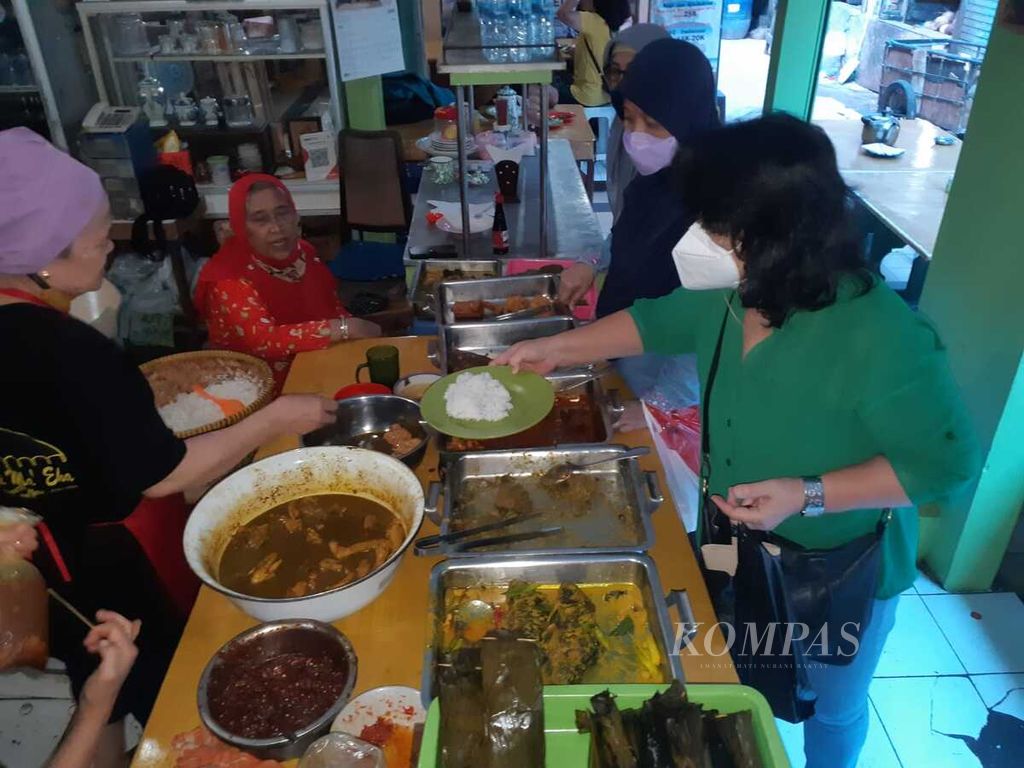 Beberapa konsumen memilih lauk di Warung Nasi Bu Eha yang berada di tengah Pasar Cihapit, Bandung, Jawa Barat, Kamis (19/5/2022).