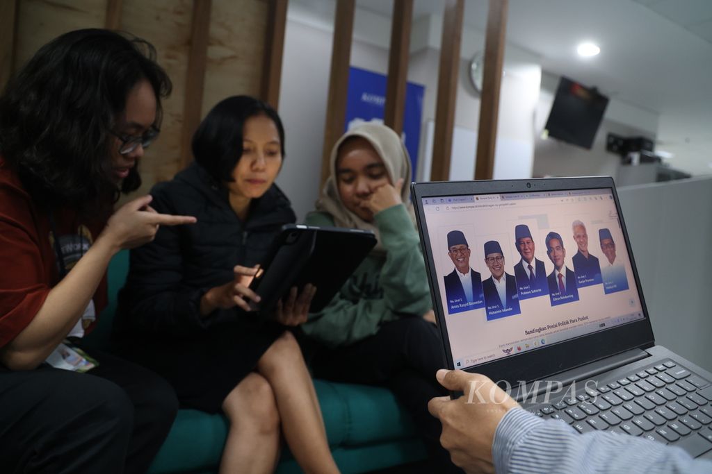 Pemilih muda memanfaatkan internet untuk melihat visi-misi pasangan calon presiden calon wakil presiden yang berkontestasi pada Pemilu 2024. 