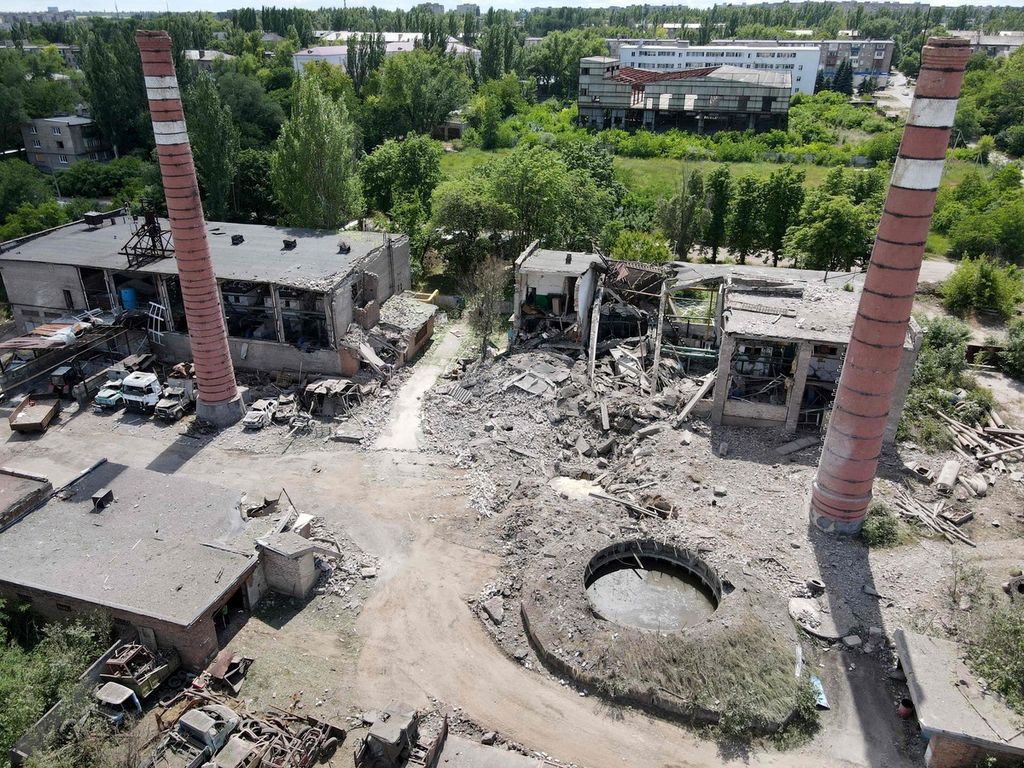 Kehancuran sebuah pembangkit sistem pemanas menyusul serangan rudal Rusia di Kostyantynivka, wilayah Donetsk, Jumat (24/6/2022). 