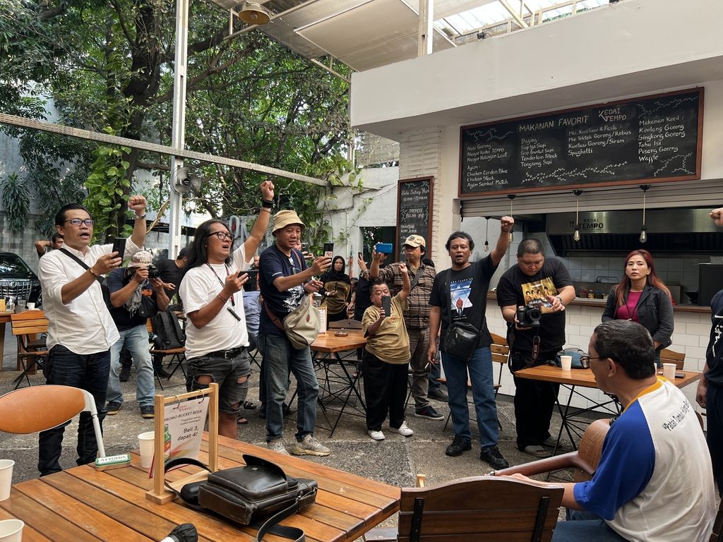 Sejumlah perwakilan Solidaritas Aktivis 1998 saat menyanyikan lagu perjuangan dalam kegiatan mengenang dan memperingati reformasi 25 tahun di Kedai Tempo, Matraman, Jakarta Timur, Sabtu (20/5/2023).