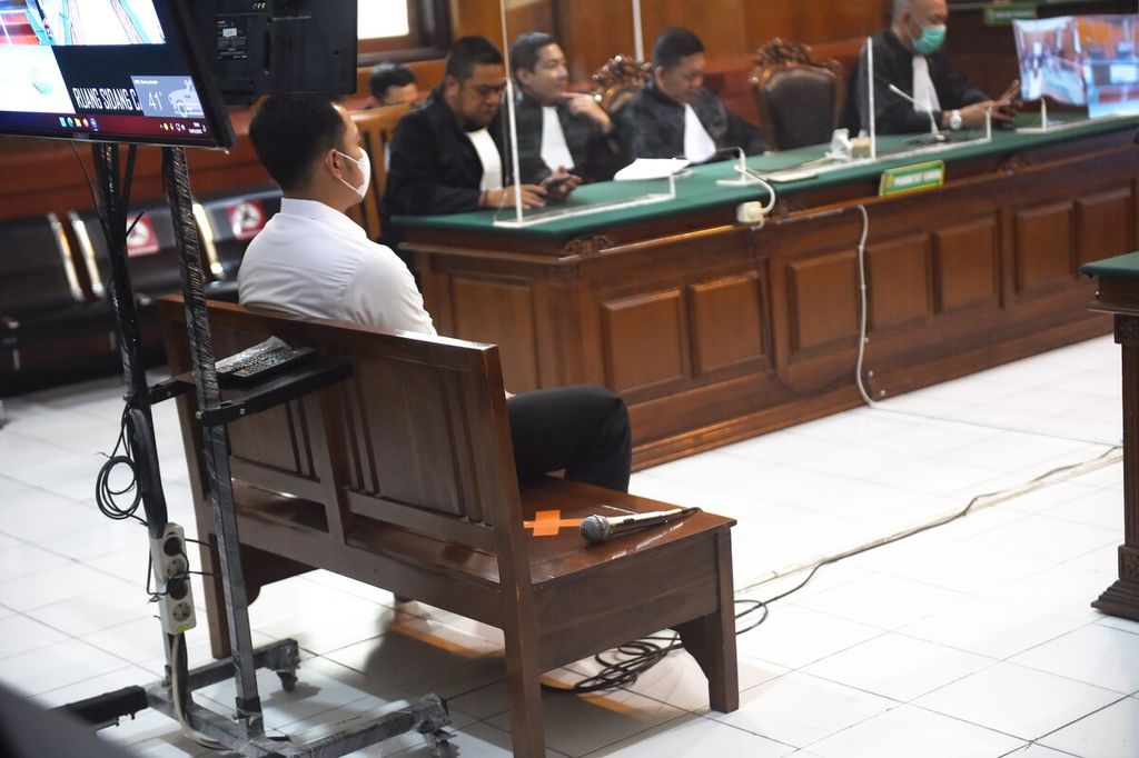 Member of the Malang Resort Police AKP Bambang Sidik Achmadi at the trial of the Kanjuruhan Tragedy Case at the Surabaya District Court (PN), Surabaya, East Java, Thursday (16/3/2023).