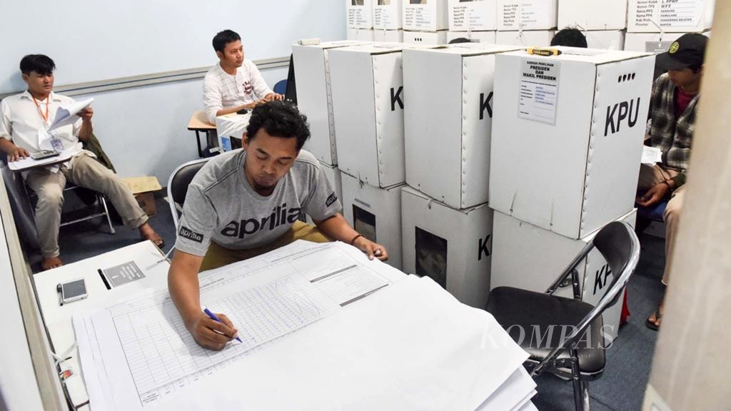 Petugas Panitia Pemilihan Kecamatan (PPK) Pamulang, Tangerang Selatan, Banten, bersama para saksi menyelesaikan rekapitulasi penghitungan suara Pemilu 2019, Tangerang Selatan, Senin (6/5/2019). 