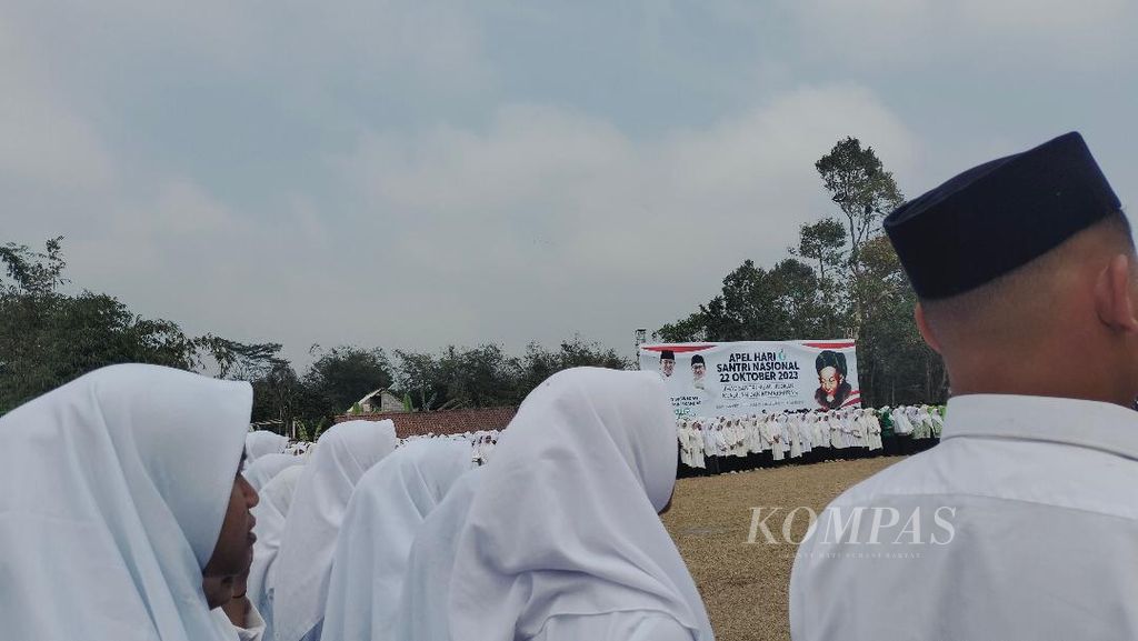 Apel Hari Santri Nasional di Lapangan Butuh, Kecamatan Tegalrejo, Kabupaten Magelang, Jawa Tengah, Minggu (22/10/2023).