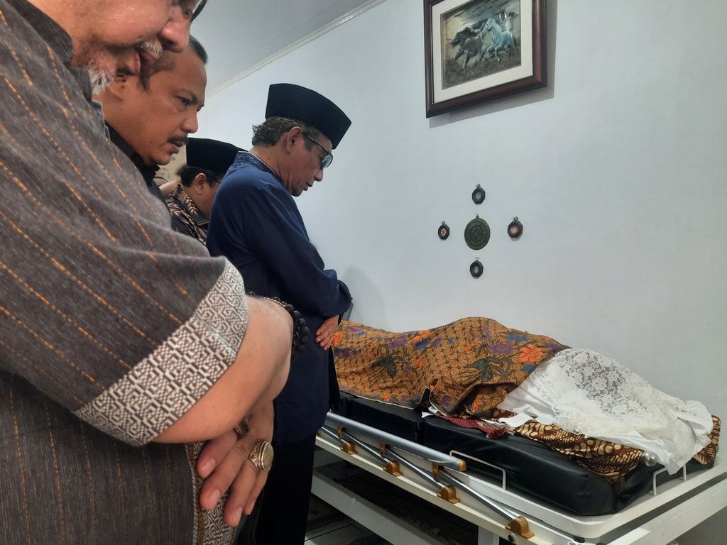 Menteri Koordinator Politik, Hukum, dan Hak Asasi Manusia  Mahfud MD mendoakan jenazah Guru Besar Mochtar Pabottingi di bilangan Kayu Putih, Pulo Gadung, Jakarta Timur, Minggu (4/6/2023). 