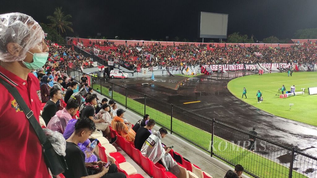 Penonton meramaikan Stadion Kapten I Wayan Dipta, Gianyar, Jumat (25/6/2022) malam, untuk menonton dan sekaligus memberikan dukungan dalam laga antara Bali United melawan Kedah Darul Aman FC.