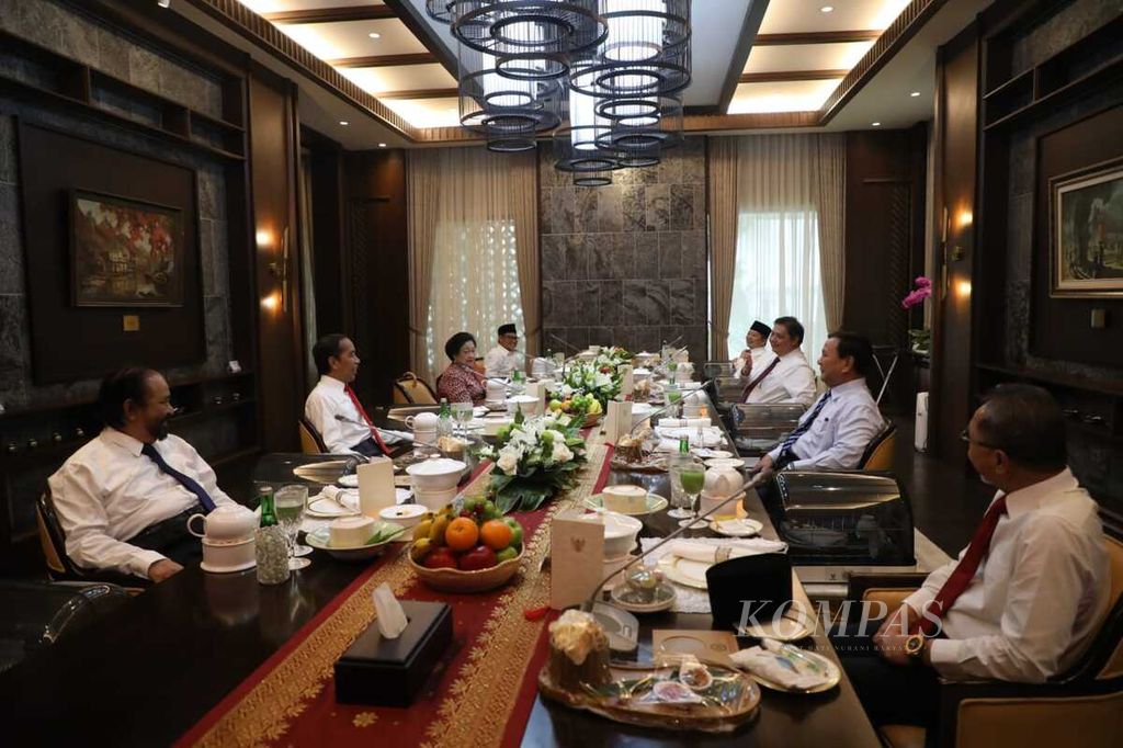 Presiden Joko Widodo makan siang bersama para pemimpin partai politik di Presidential Lounge, di Kompleks Istana Kepresidenan, Jakarta, 15 Juni 2022. 