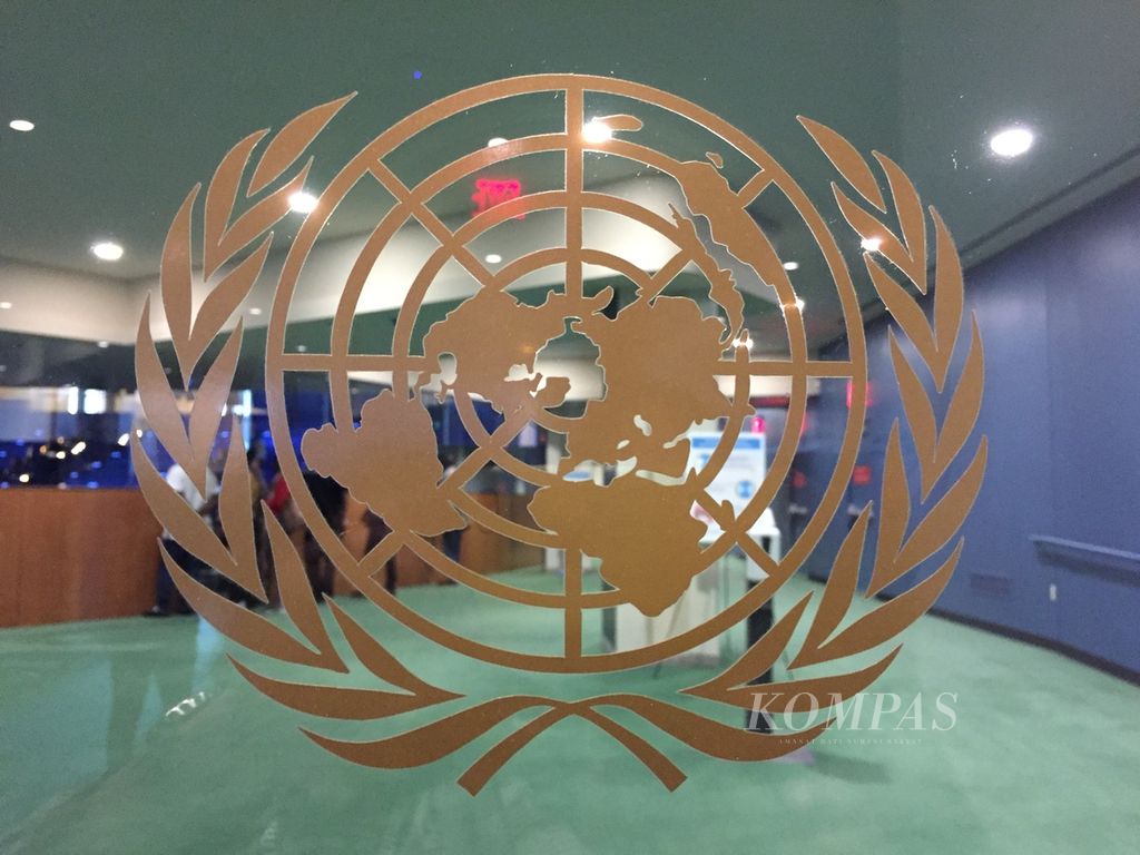 Logo PBB terpampang di pintu masuk ke ruangan tempat Sidang Ke-77 Majelis Umum PBB diselenggarakan, Minggu (18/9/2022).