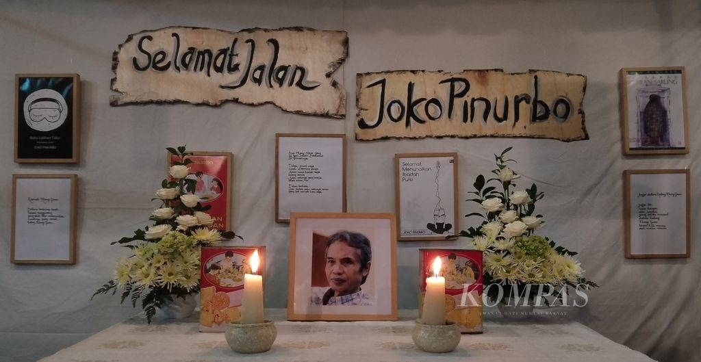 Meja yang menampilkan foto dan kutipan-kutipan karya penyair Joko Pinurbo di Bentara Budaya Yogyakarta, Kota Yogyakarta, Sabtu (8/6/2024). Bentara Budaya Yogyakarta menggelar acara bertajuk ”Perjamuan Jokpin” untuk memperingati 40 hari berpulangnya sang penyair pada 27 April 2024.