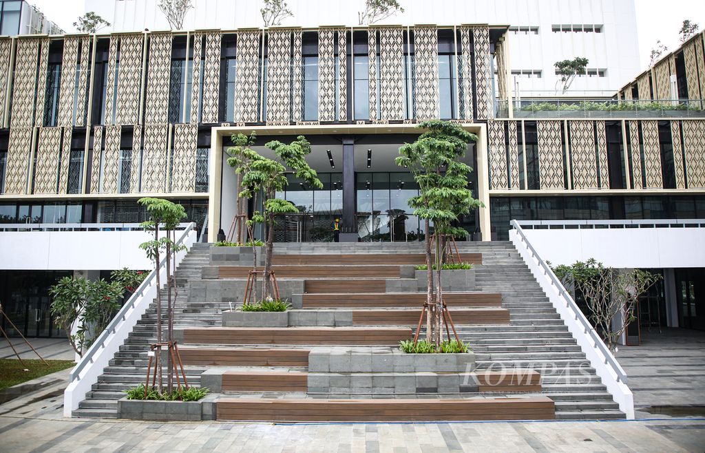 Aktivitas pekerja di proyek renovasi gedung Sarinah, Jakarta Pusat, Minggu (16/1/2022). Renovasi gedung Sarinah selesai sesuai perencanaan pada Maret 2022. 