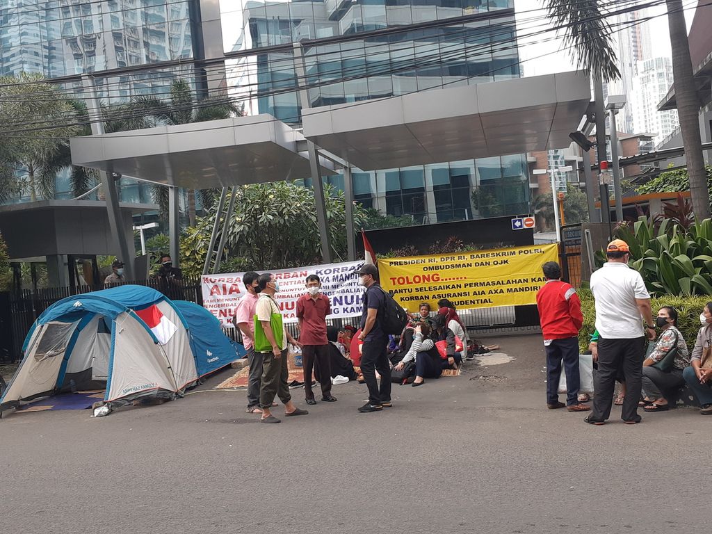 Komunitas Korban Asuransi berunjuk rasa hingga mendirikan tenda dan bermalam di depan kantor perusahaan asuransi jiwa Prudential di Jalan Sudirman, Jakarta, Senin (17/1/2022). Mereka berunjuk menuntut pembayaran uang dari apa yang mereka yakini sebagai haknya dari perusahaan asuransi.