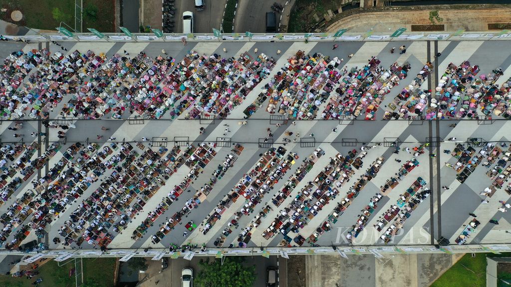 Umat Islam bersiap menjalankan shalat Idul Fitri 1443 Hijriah di pintu barat Jakarta International Stadium (JIS) di Tanjung Priok, Jakarta Utara, Senin (2/5/2022). 