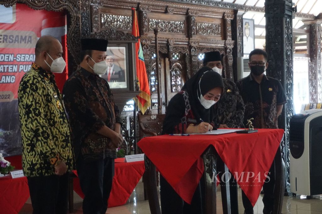 Bupati Purbalingga Dyah Hayuning Pratiwi menandatangani usulan bersama Bupati Banyumas Achmad Husein (dua dari kiri), dan Bupati Pemalang Mukti Agung Wibowo (kiri) dalam hal peningkatan jalan wisata kepada Provinsi Jateng di Purbalingga, Jawa Tengah, Rabu (16/2/2022).