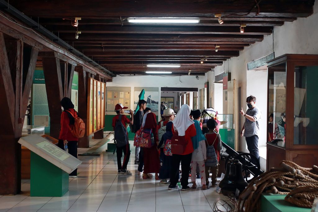 Siswa sekolah dasar berkunjung di Museum Bahari, Jakarta Barat, Sabtu (5/11/2022). 
