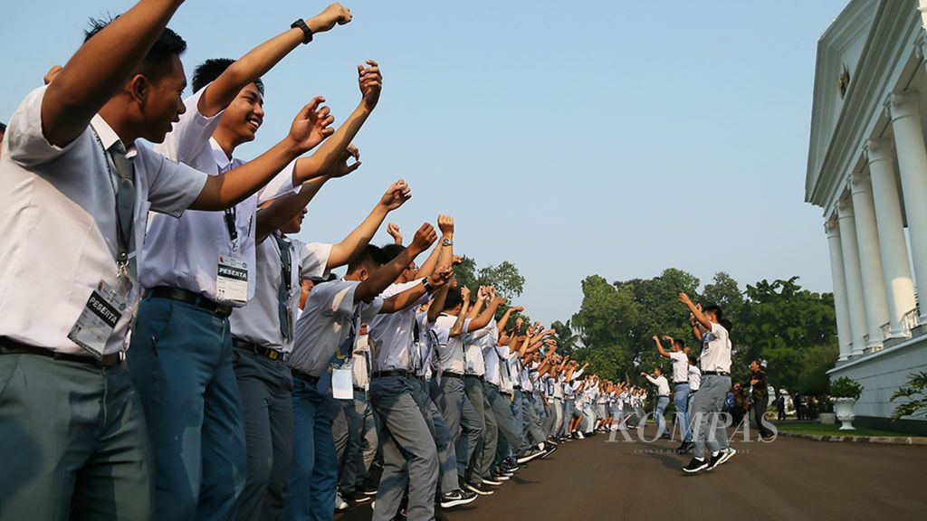 Peserta Kawah Kepemimpinan Pelajar 2018 yang terdiri atas perwakilan siswa-siswi OSIS SMA dari seluruh Indonesia menyanyi dan menari saat menunggu kedatangan Presiden Joko Widodo di Istana Bogor, Jawa Barat, Kamis (3/5/2018). 