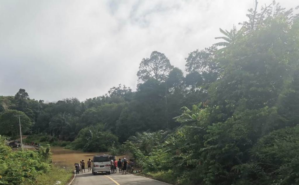 ILUSTRASI. Kendaraan harus berhenti karena tidak lagi bisa meliintas di jalan Trans-Kalimantan yang terendam banjir pada Senin (10/10/2022). Setidaknya tiga desa terendam banjir di Kecamatan Delang, Kabupaten Lamandau.