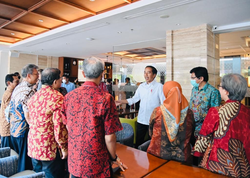 Presiden Joko Widodo bertemu dengan teman-temannya semasa mengenyam pendidikan di Fakultas Kehutanan Universitas Gadjah Mada di Daerah Istimewa Yogyakarta, Minggu (16/10/2022).