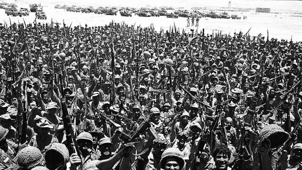 Foto tanggal 10 Juni 1967 ini memperlihatkan tentara Israel bersorak-sorai dalam kemenangan di Sinai, Mesir, selama Perang Enam Hari. 