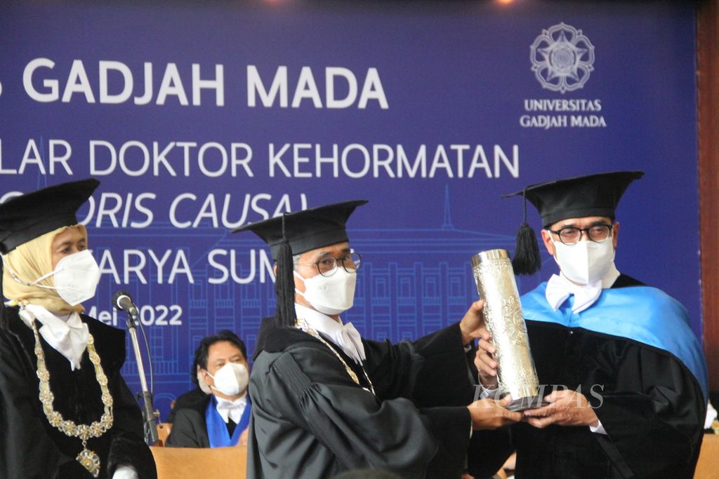 Menteri Perhubungan Budi Karya Sumadi (kanan) menerima ijazah sebagai tanda pemberian gelar doktor kehormatan dari Rektor Universitas Gadjah Mada (UGM) Panut Mulyono, Senin (23/5/2022), di Balai Senat UGM, Kabupaten Sleman, Daerah Istimewa Yogyakarta.