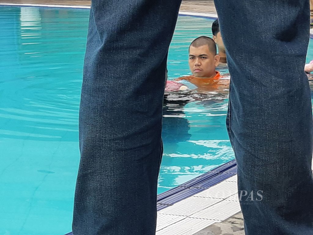 Yudha Arfandi (mengikuti tahapan rekonstruksi kematian Raden Adante Khalif Pramudityo atau Dante di Kolam Renang Taman Air Tirtamas, Jakarta Timur, Rabu (28/2/2024) . 