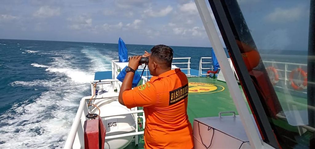Kapal SAR Banjarmasin bertolak menuju perairan Pulau Sembilan, Kotabaru, Kalimantan Selatan, untuk mencari korban kapal tenggelam di perairan tersebut, Jumat (2/8/2019).