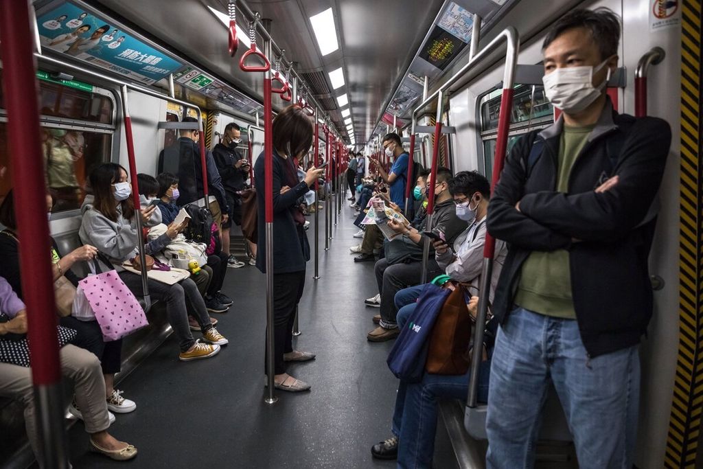 Pemandangan di kereta di Hong Kong, 21 Maret 2022. 