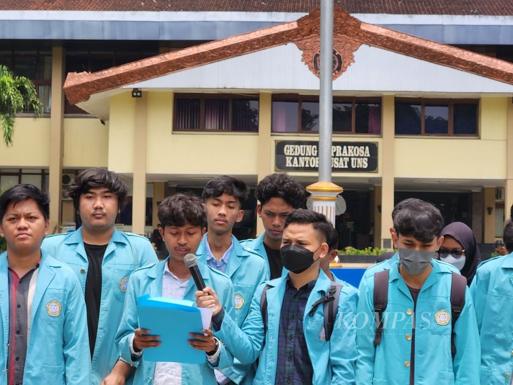 Para mahasiswa dari BEM UNS melakukan aksi unjuk rasa perihal situasi demokrasi terkini, di Rektorat UNS, Kota Surakarta, Jawa Tengah, Rabu (7/2/2024). Mahasiswa justru mendahului menyatakan sikapnya menanggapi kemunduran demokrasi dibandingkan dengan para pimpinan kampus.
