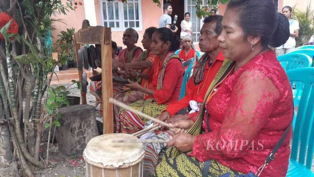 Sejumlah perempuan memainkan alat musik gong tradisional di Soe, Timor Tengah Selatan, Nusa Tenggara Timur, Kamis (7/11/2019).