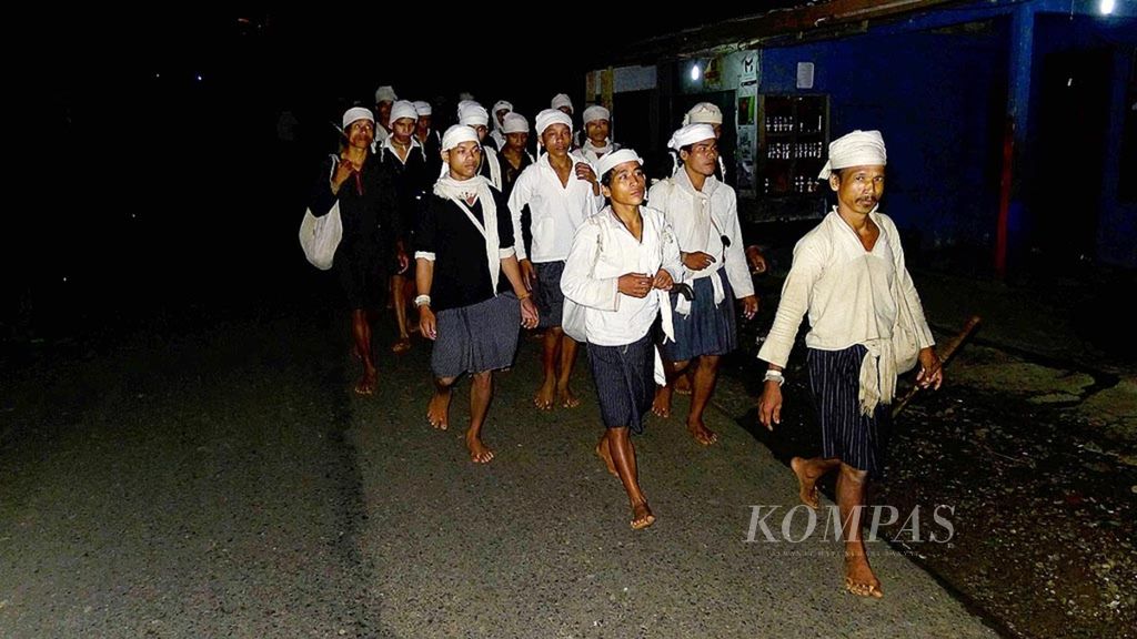 Warga Baduy Dalam berjalan kaki dari permukimannya di Desa Kanekes, Kecamatan Leuwidamar, Kabupaten Lebak, Banten, Jumat (28/4) sekitar pukul 05.30 WIB, untuk melaksanakan ritual Seba Baduy. 