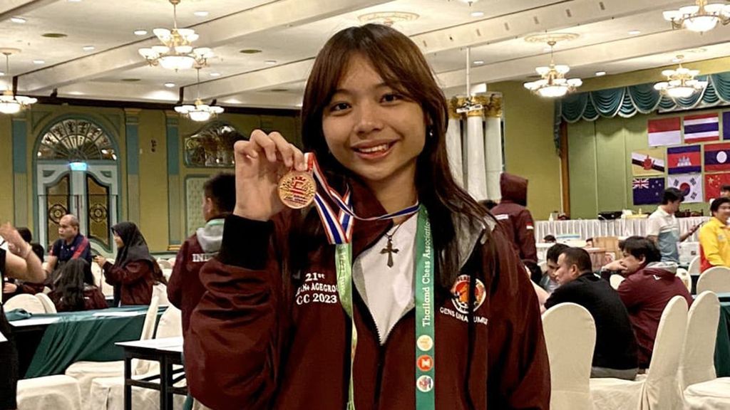 Theodora Paulina Walukow memamerkan medali emas yang diraihnya di World Schools Chess Championships U-11 di Juiz de Fora, Brasil, 2014.
