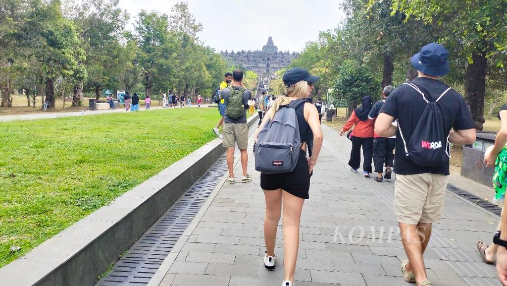 Sejumlah wisatawan asing berjalan menuju zona 1 Taman Wisata Candi Borobudur di Kabupaten Magelang, Jawa Tengah, Minggu (6/8/2023).