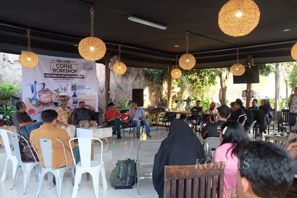 Lokakarya tentang kopi bertajuk "Historika Kopi dan Gaya Hidup" di Acibara Coffee and Creative Hub, Mataram, Nusa Tenggara Barat, Jumat (20/9/2019). Lokakarya tersebut merupakan salah satu rangkaian dari Festival Pesona Senggigi 2019 yang diselenggarakan Pemerintah Kabupaten Lombok Barat.
