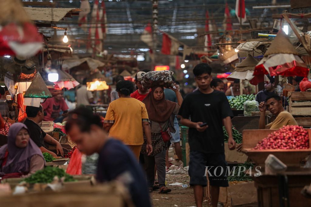 Aktivitas warga di Pasar Induk Kramatjati, Jakarta, Senin (3/6/2024). 