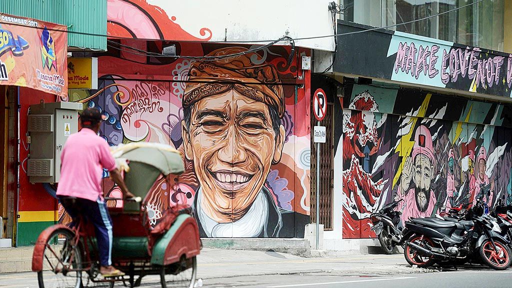 Karya seni mural menghiasi kawasan pertokoan di Jalan Gatot Subroto, Kota Solo, Jawa Tengah, Senin (11/12). Selain untuk mempercantik kawasan itu, karya seniman mural dari berbagai komunitas itu untuk menambah daya tarik wisata Kota Solo.