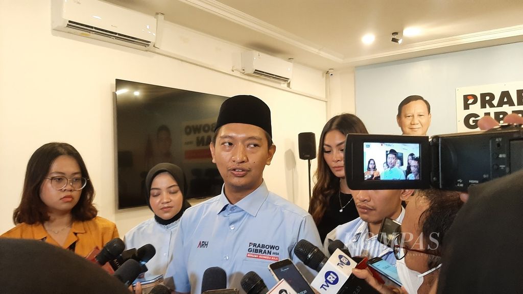 Komandan Tim Kampanye Nasional (TKN) Fanta Prabowo-Gibran, M Arief Rosyid Hasan, memberikan keterangan pers seusai peluncuran Program Magang Virtual Pemilih Muda Berbasis Project bersama TKN Fanta, di Jakarta, Senin (15/1/2024).