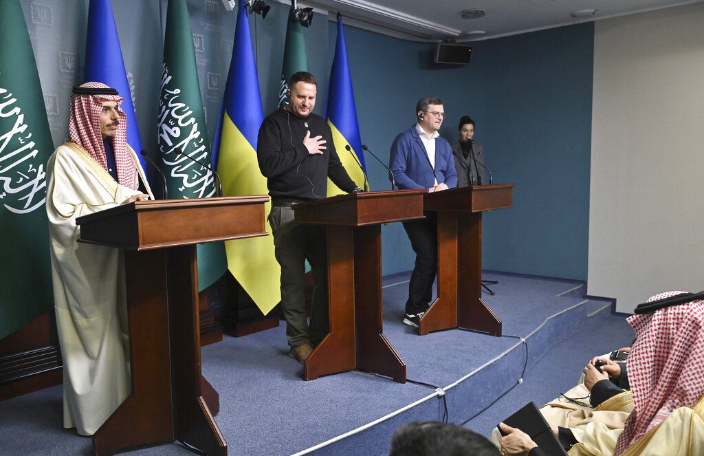 Menteri Luar Negeri Arab Saudi Pangeran Faisal Bin Farhan Al Saud (kiri), Kepala Kantor Presiden Ukraina Andriy Yermak (kedua dari kiri), dan Menteri Luar Negeri Ukraina Dmytro Kuleba menghadiri jumpa pers di Kyiv, Minggu (26/2/2023). 