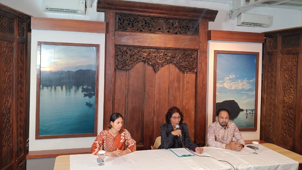 (Dari kiri ke kanan) Direktur Susi Air Nadine Pascale Kaiser; pemilik Susi Air, Susi Pudjiastuti; dan kuasa hukum Susi Air, Donal Fariz; saat konferensi pers di Jakarta, Rabu (1/3/2023).