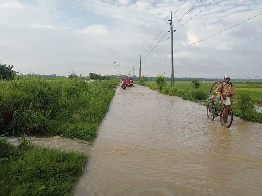 Jalan tergenang banjir di Dusun Cikerang, Desa Bantarsari, Kecamatan Bantarsari, Kabupaten Cilacap, Jawa Tengah, Jumat (1/3/2024) pagi.