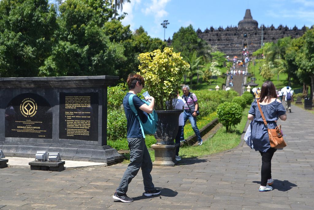 Sebagian anggota rombongan wisatawan asing asal China membawa masker saat mengunjungi Candi Borobudur di Kabupaten Magelang, Jawa Tengah, Jumat (31/1/2020). 